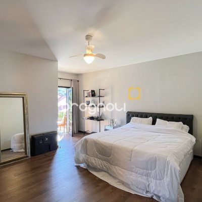 Casa com 293m², 3 quartos (sendo 3 suítes), 2 garagens, no bairro Lagoa da Conceição em Florianópolis