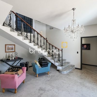 Casa com 293m², 3 quartos (sendo 3 suítes), 2 garagens, no bairro Lagoa da Conceição em Florianópolis