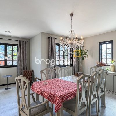 Casa com 293m², 3 quartos (sendo 3 suítes), 2 garagens, no bairro Lagoa da Conceição em Florianópolis
