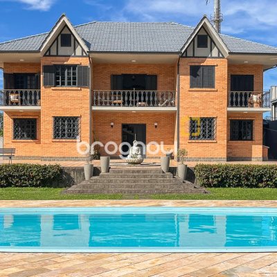 Casa com 293m², 3 quartos (sendo 3 suítes), 2 garagens, no bairro Lagoa da Conceição em Florianópolis
