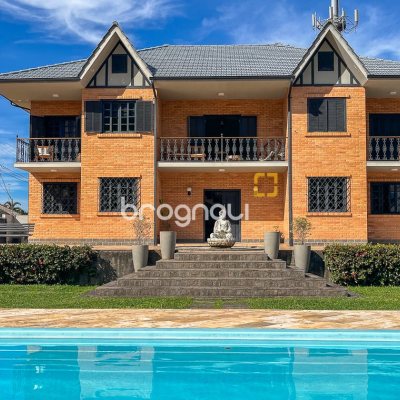 Casa com 293m², 3 quartos (sendo 3 suítes), 2 garagens, no bairro Lagoa da Conceição em Florianópolis