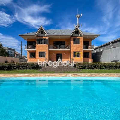 Casa com 293m², 3 quartos (sendo 3 suítes), 2 garagens, no bairro Lagoa da Conceição em Florianópolis