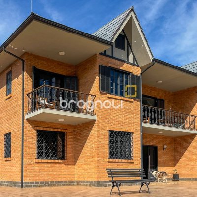 Casa com 293m², 3 quartos (sendo 3 suítes), 2 garagens, no bairro Lagoa da Conceição em Florianópolis