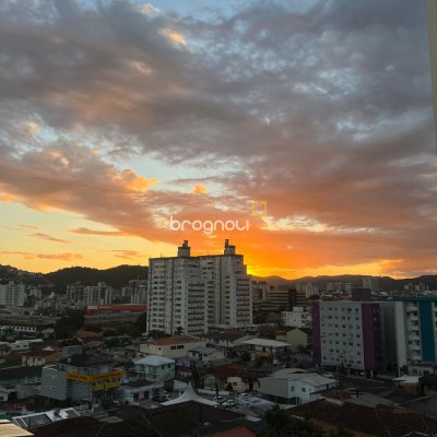 Apartamento com 83m², 2 quartos (sendo 1 suíte), 1 garagem, no bairro Barreiros em São José