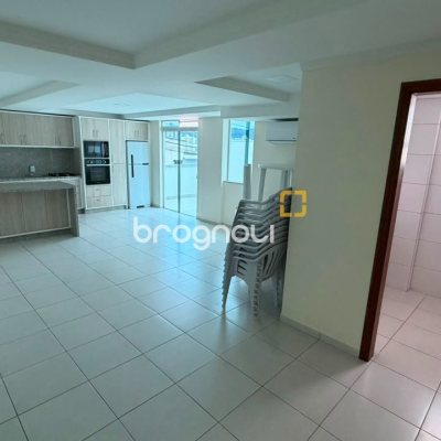 Apartamento com 83m², 2 quartos (sendo 1 suíte), 1 garagem, no bairro Barreiros em São José