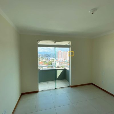 Apartamento com 83m², 2 quartos (sendo 1 suíte), 1 garagem, no bairro Barreiros em São José