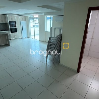 Apartamento com 83m², 2 quartos (sendo 1 suíte), 1 garagem, no bairro Barreiros em São José