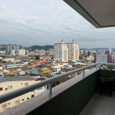 Apartamento com 83m², 2 quartos (sendo 1 suíte), 1 garagem, no bairro Barreiros em São José
