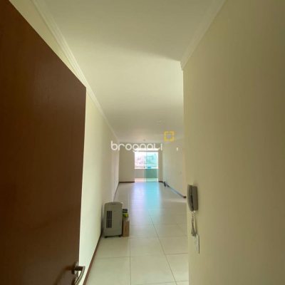 Apartamento com 83m², 2 quartos (sendo 1 suíte), 1 garagem, no bairro Barreiros em São José