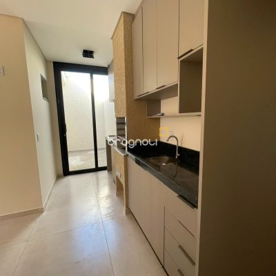 Casa com 68m², 2 quartos (sendo 1 suíte), 1 garagem, no bairro Ingleses do Rio Vermelho em Florianópolis