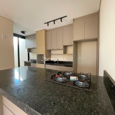 Casa com 68m², 2 quartos (sendo 1 suíte), 1 garagem, no bairro Ingleses do Rio Vermelho em Florianópolis