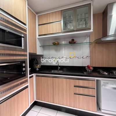 Apartamento com 77m², 3 quartos (sendo 1 suíte), 1 garagem, no bairro Agronômica em Florianópolis