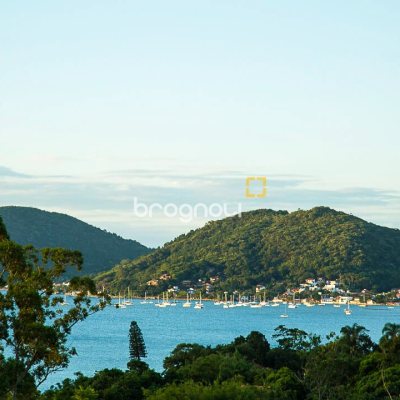 Casa de Condomínio com 185m², 3 quartos (sendo 2 suítes), 2 garagens, no bairro Cacupé em Florianópolis