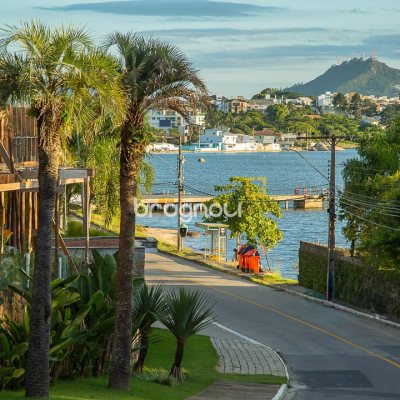 Casa de Condomínio com 185m², 3 quartos (sendo 2 suítes), 2 garagens, no bairro Cacupé em Florianópolis