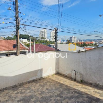Casa com 124m², 3 quartos (sendo 1 suíte), 2 garagens, no bairro Estreito em Florianópolis