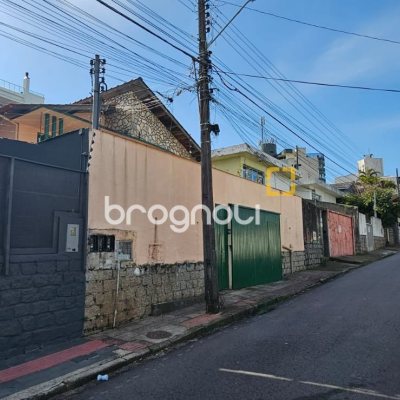 Casa com 124m², 3 quartos (sendo 1 suíte), 2 garagens, no bairro Estreito em Florianópolis
