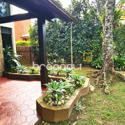Casa com 282m², 5 quartos (sendo 2 suítes), 4 garagens, no bairro Jurerê Internacional em Florianópolis