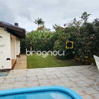 Casa com 282m², 5 quartos (sendo 2 suítes), 4 garagens, no bairro Jurerê Internacional em Florianópolis