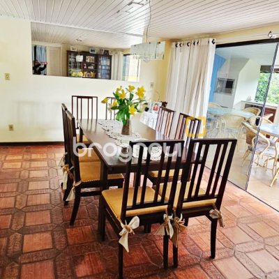 Casa com 282m², 5 quartos (sendo 2 suítes), 4 garagens, no bairro Jurerê Internacional em Florianópolis