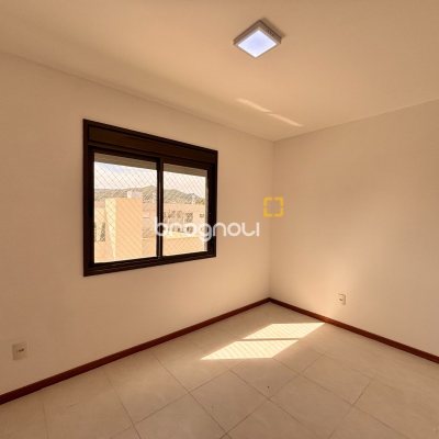 Apartamento com 76m², 2 quartos (sendo 2 suítes), 2 garagens, no bairro Trindade em Florianópolis