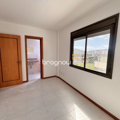 Apartamento com 76m², 2 quartos (sendo 2 suítes), 2 garagens, no bairro Trindade em Florianópolis
