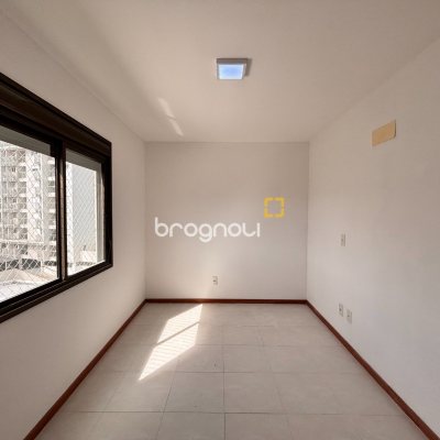 Apartamento com 76m², 2 quartos (sendo 2 suítes), 2 garagens, no bairro Trindade em Florianópolis