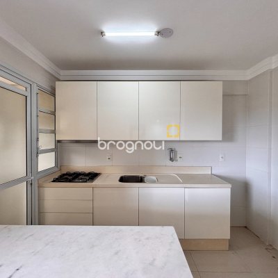 Apartamento com 76m², 2 quartos (sendo 2 suítes), 2 garagens, no bairro Trindade em Florianópolis