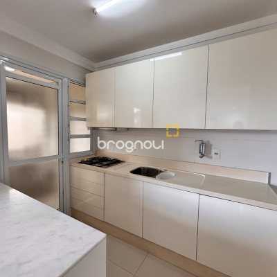 Apartamento com 76m², 2 quartos (sendo 2 suítes), 2 garagens, no bairro Trindade em Florianópolis