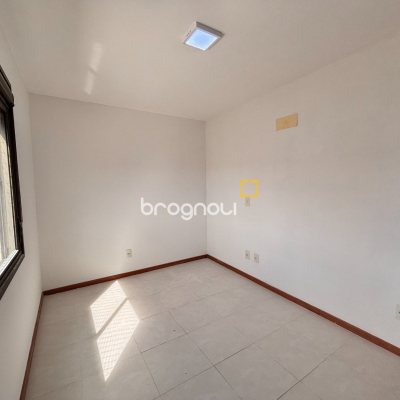 Apartamento com 76m², 2 quartos (sendo 2 suítes), 2 garagens, no bairro Trindade em Florianópolis