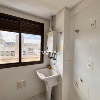 Apartamento com 76m², 2 quartos (sendo 2 suítes), 2 garagens, no bairro Trindade em Florianópolis