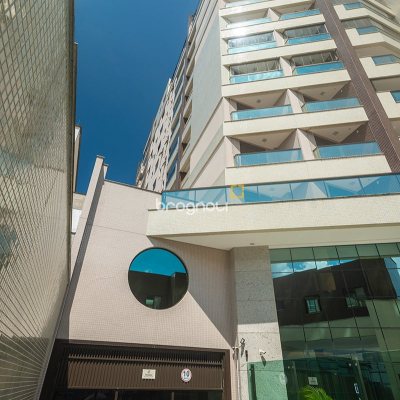 Apartamento com 76m², 2 quartos (sendo 2 suítes), 2 garagens, no bairro Trindade em Florianópolis
