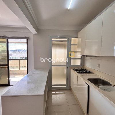 Apartamento com 76m², 2 quartos (sendo 2 suítes), 2 garagens, no bairro Trindade em Florianópolis
