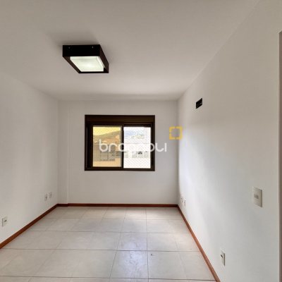 Apartamento com 76m², 2 quartos (sendo 2 suítes), 2 garagens, no bairro Trindade em Florianópolis