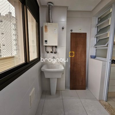 Apartamento com 76m², 2 quartos (sendo 2 suítes), 2 garagens, no bairro Trindade em Florianópolis