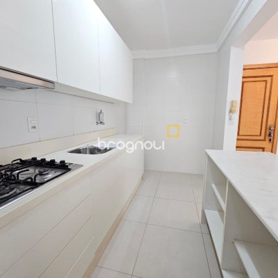Apartamento com 76m², 2 quartos (sendo 2 suítes), 2 garagens, no bairro Trindade em Florianópolis