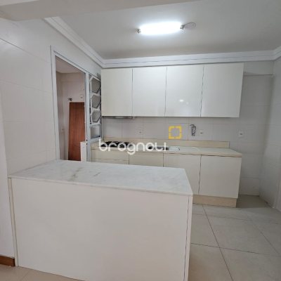 Apartamento com 76m², 2 quartos (sendo 2 suítes), 2 garagens, no bairro Trindade em Florianópolis