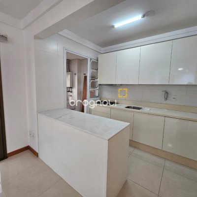 Apartamento com 76m², 2 quartos (sendo 2 suítes), 2 garagens, no bairro Trindade em Florianópolis