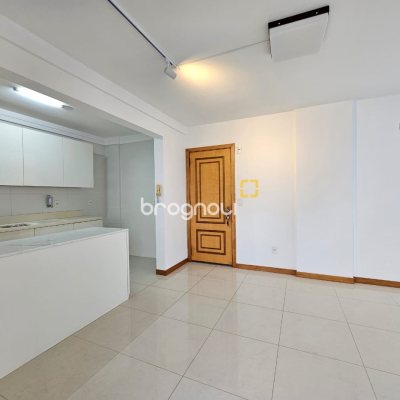 Apartamento com 76m², 2 quartos (sendo 2 suítes), 2 garagens, no bairro Trindade em Florianópolis