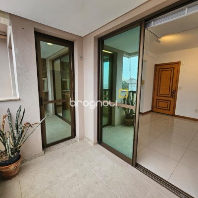 Apartamento com 76m², 2 quartos (sendo 2 suítes), 2 garagens, no bairro Trindade em Florianópolis