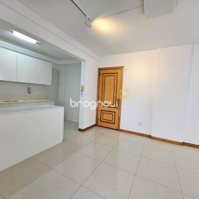 Apartamento com 76m², 2 quartos (sendo 2 suítes), 2 garagens, no bairro Trindade em Florianópolis