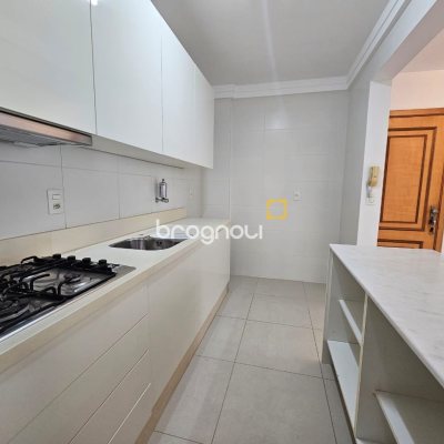 Apartamento com 76m², 2 quartos (sendo 2 suítes), 2 garagens, no bairro Trindade em Florianópolis