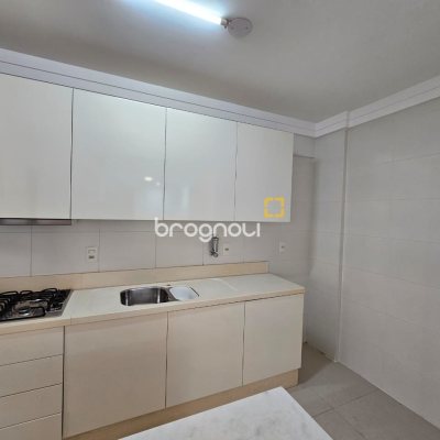 Apartamento com 76m², 2 quartos (sendo 2 suítes), 2 garagens, no bairro Trindade em Florianópolis