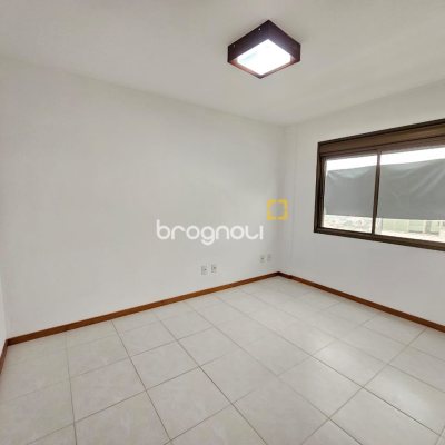 Apartamento com 76m², 2 quartos (sendo 2 suítes), 2 garagens, no bairro Trindade em Florianópolis
