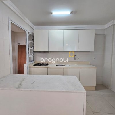 Apartamento com 76m², 2 quartos (sendo 2 suítes), 2 garagens, no bairro Trindade em Florianópolis