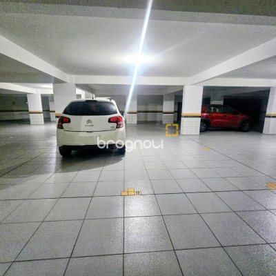 Apartamento com 76m², 2 quartos (sendo 2 suítes), 2 garagens, no bairro Trindade em Florianópolis
