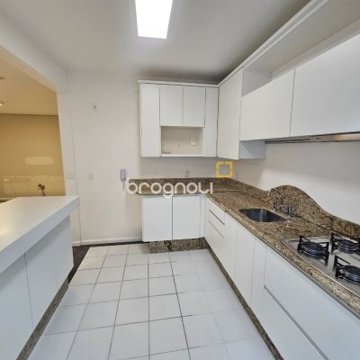 Apartamento com 84m², 3 quartos (sendo 1 suíte), 1 garagem, no bairro Itacorubi em Florianópolis