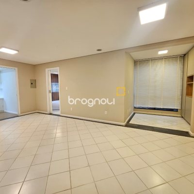Apartamento com 84m², 3 quartos (sendo 1 suíte), 1 garagem, no bairro Itacorubi em Florianópolis