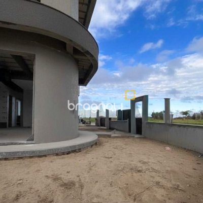 Casa com 188m², 4 quartos (sendo 2 suítes), 3 garagens, no bairro Campeche em Florianópolis