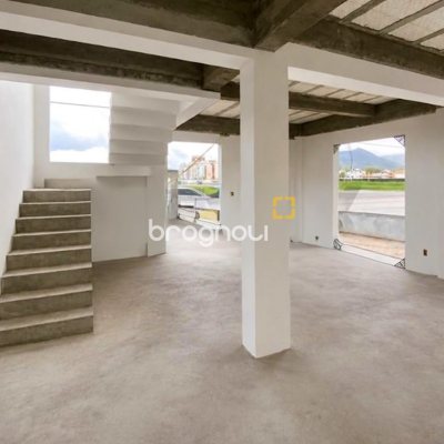 Casa com 188m², 4 quartos (sendo 2 suítes), 3 garagens, no bairro Campeche em Florianópolis