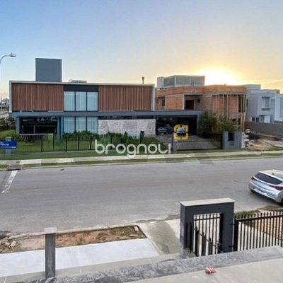 Casa com 188m², 4 quartos (sendo 2 suítes), 3 garagens, no bairro Campeche em Florianópolis